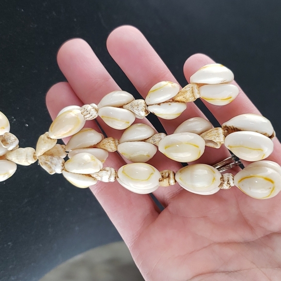 Natural Shell Long Dangle Necklace 28 inch Neck Length 3.5 inch Dangle - Picture 2 of 3